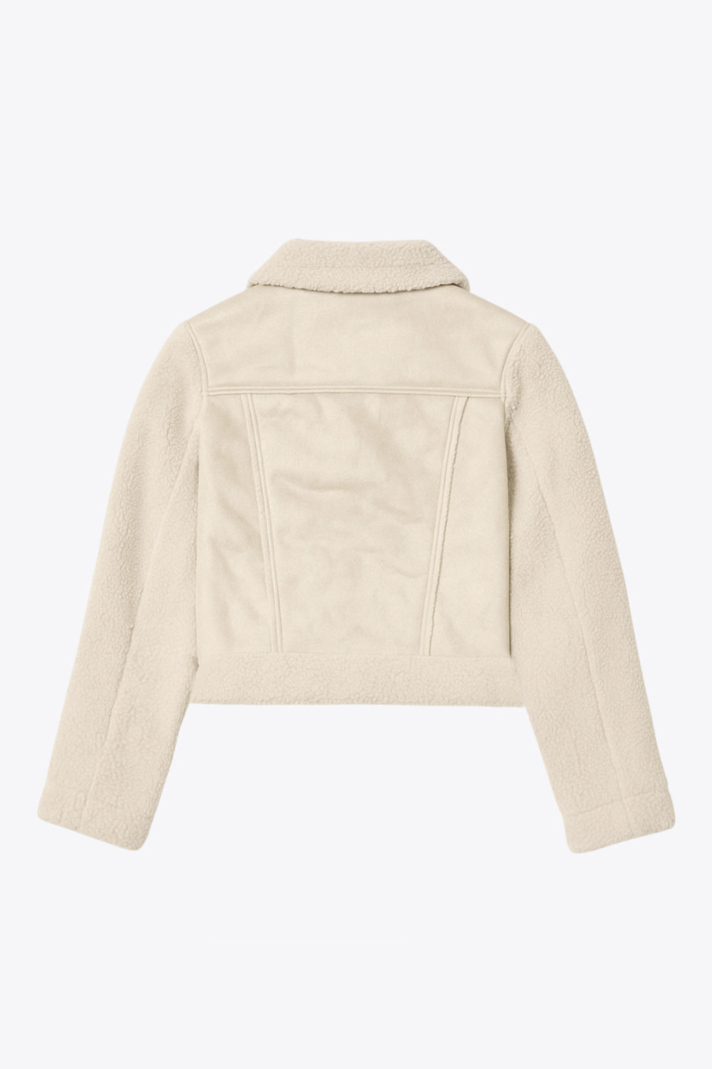 Chamarra corta de efecto piel, interior, mangas y cuello solapa de borreguillo, bolsillos delanteros de parche con detalle en contraste, fit recto, manga larga, costuras decorativas y cierre frontal con cremallera en contraste. Detalle de trabilla decorativa con hebilla en cuello.