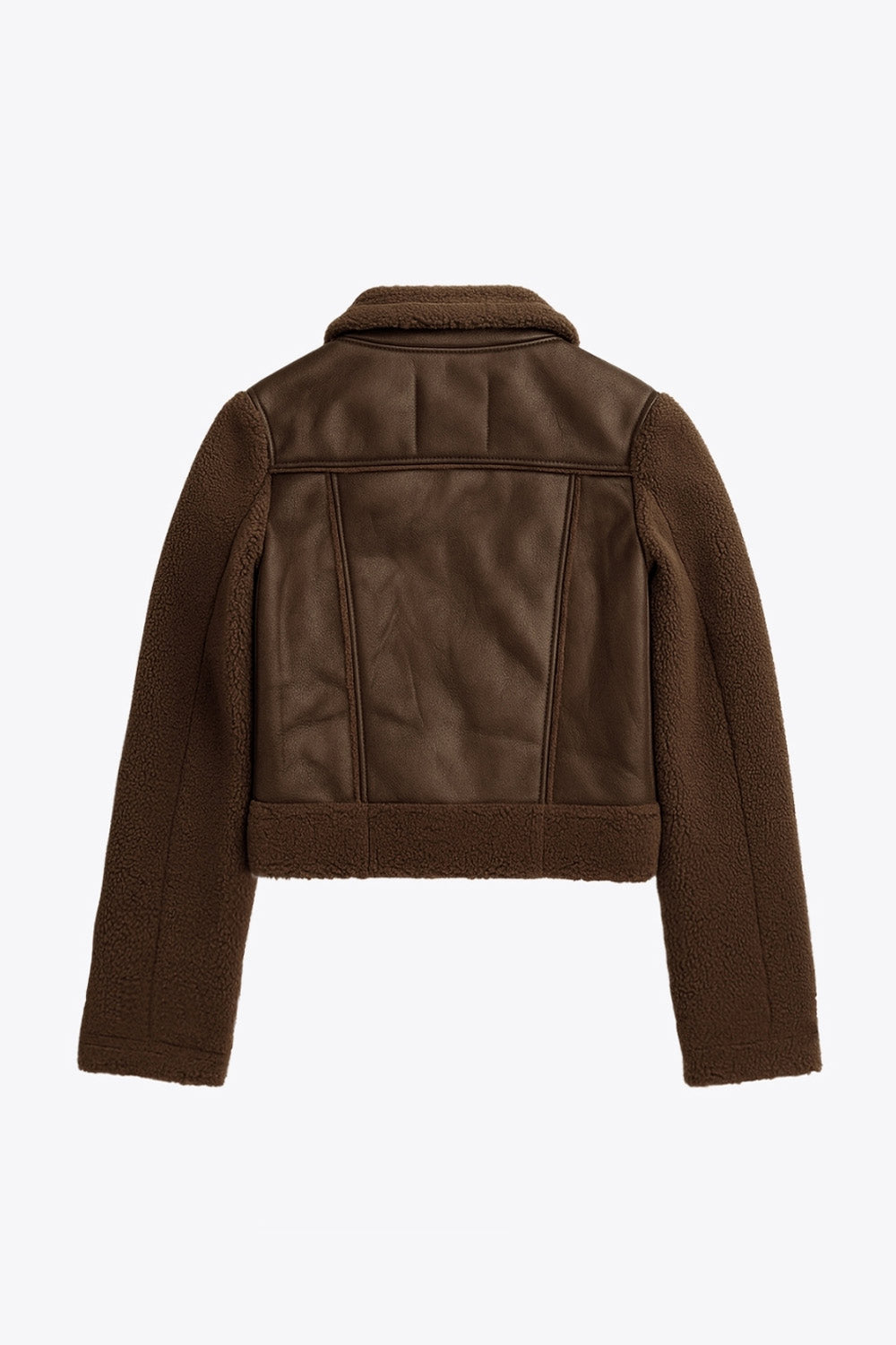 Chamarra corta de efecto piel, interior, mangas y cuello solapa de borreguillo, bolsillos delanteros de parche con detalle en contraste, fit recto, manga larga, costuras decorativas y cierre frontal con cremallera en contraste. Detalle de trabilla decorativa con hebilla en cuello.