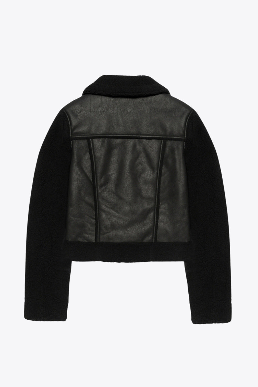 Chamarra corta de efecto piel, interior, mangas y cuello solapa de borreguillo, bolsillos delanteros de parche con detalle en contraste, fit recto, manga larga, costuras decorativas y cierre frontal con cremallera en contraste. Detalle de trabilla decorativa con hebilla en cuello.