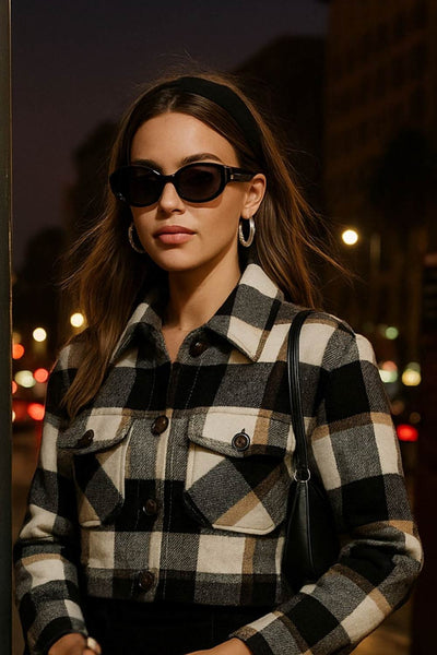 Chamarra corta de estampado check, fit recto, manga larga con puño abotonado, cuello camisero, bolsillos delanteros de parche con cartera y botón en contraste. Cierre frontal con hilera de botones en contraste.