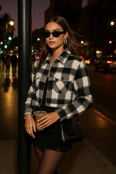 Chamarra corta de estampado check, fit recto, manga larga con puño abotonado, cuello camisero, bolsillos delanteros de parche con cartera y botón en contraste. Cierre frontal con hilera de botones en contraste.