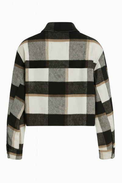 Chamarra corta de estampado check, fit recto, manga larga con puño abotonado, cuello camisero, bolsillos delanteros de parche con cartera y botón en contraste. Cierre frontal con hilera de botones en contraste.