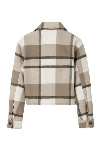 Chamarra corta de estampado check, fit recto, manga larga con puño abotonado, cuello camisero, bolsillos delanteros de parche con cartera y botón en contraste. Cierre frontal con hilera de botones en contraste.