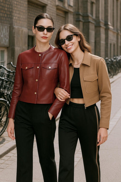 Chamarra corta de fit recto, manga larga con puño abotonado, cuello camisero, bolsillos delanteros de parche con cartera y cierre frontal con cremallera visible en contraste.