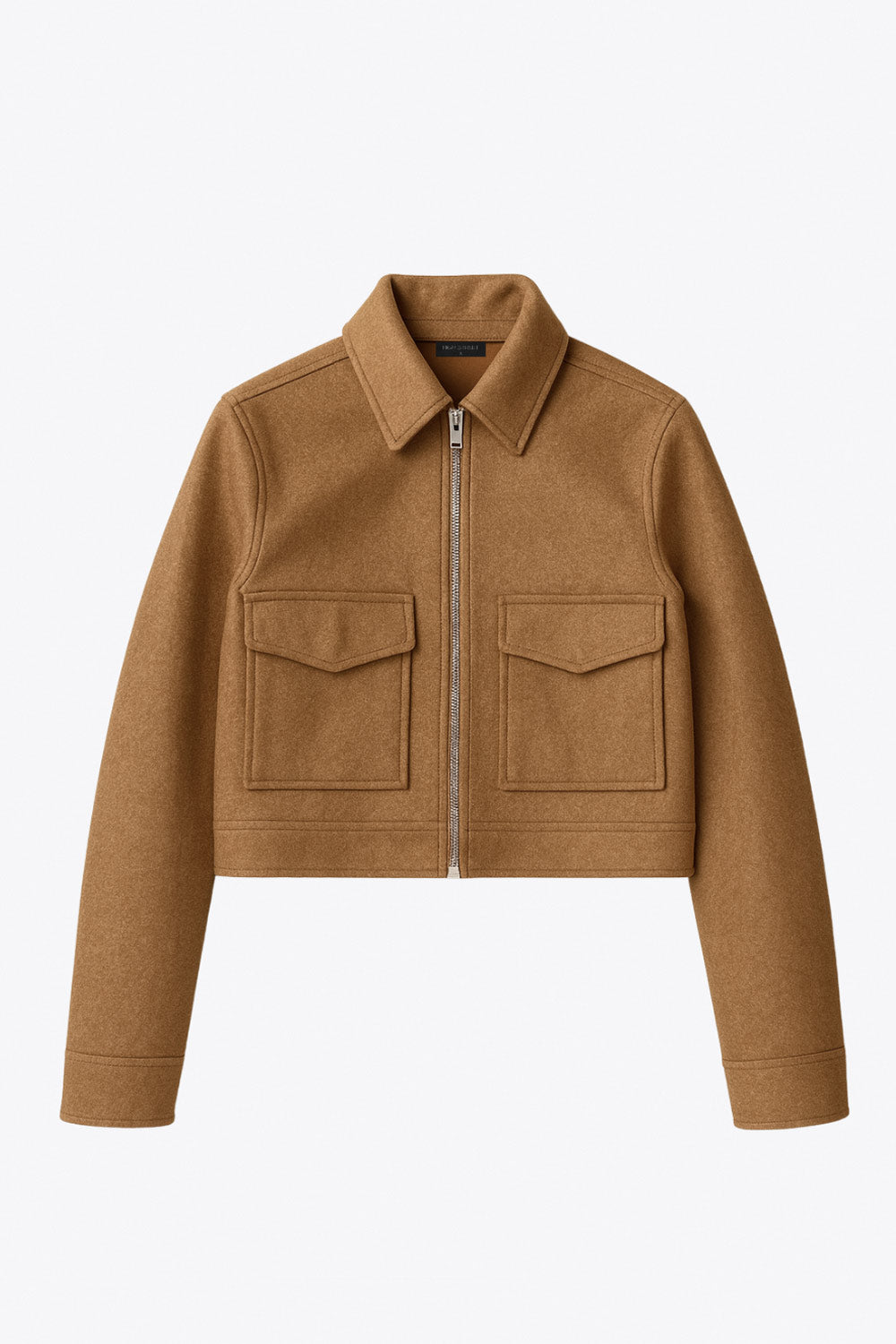 Chamarra corta de fit recto, manga larga con puño abotonado, cuello camisero, bolsillos delanteros de parche con cartera y cierre frontal con cremallera visible en contraste.