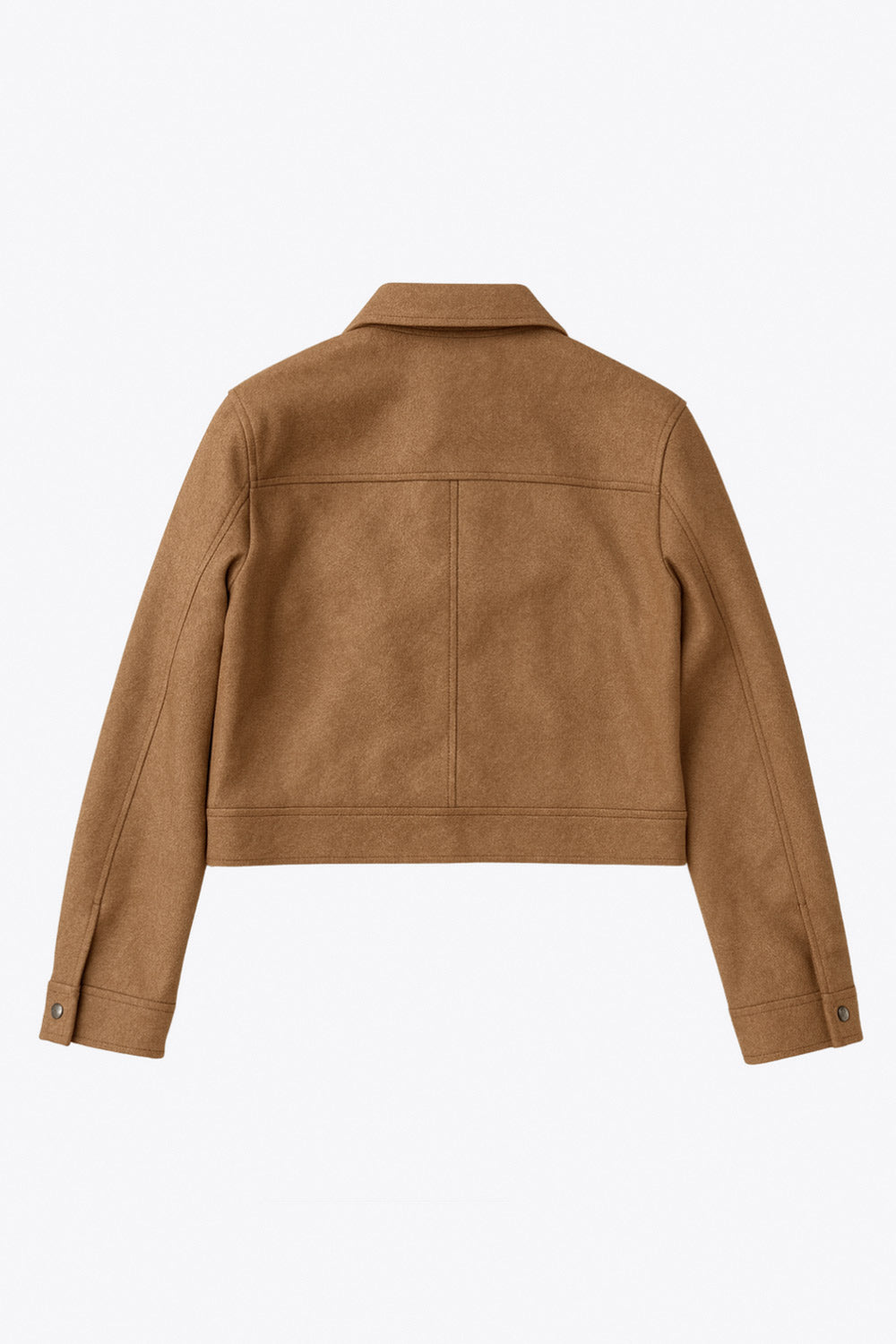 Chamarra corta de fit recto, manga larga con puño abotonado, cuello camisero, bolsillos delanteros de parche con cartera y cierre frontal con cremallera visible en contraste.