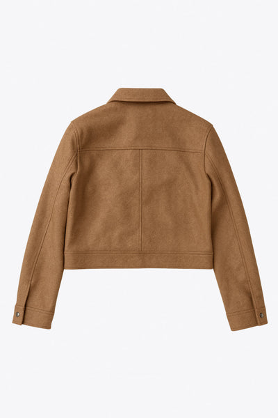 Chamarra corta de fit recto, manga larga con puño abotonado, cuello camisero, bolsillos delanteros de parche con cartera y cierre frontal con cremallera visible en contraste.