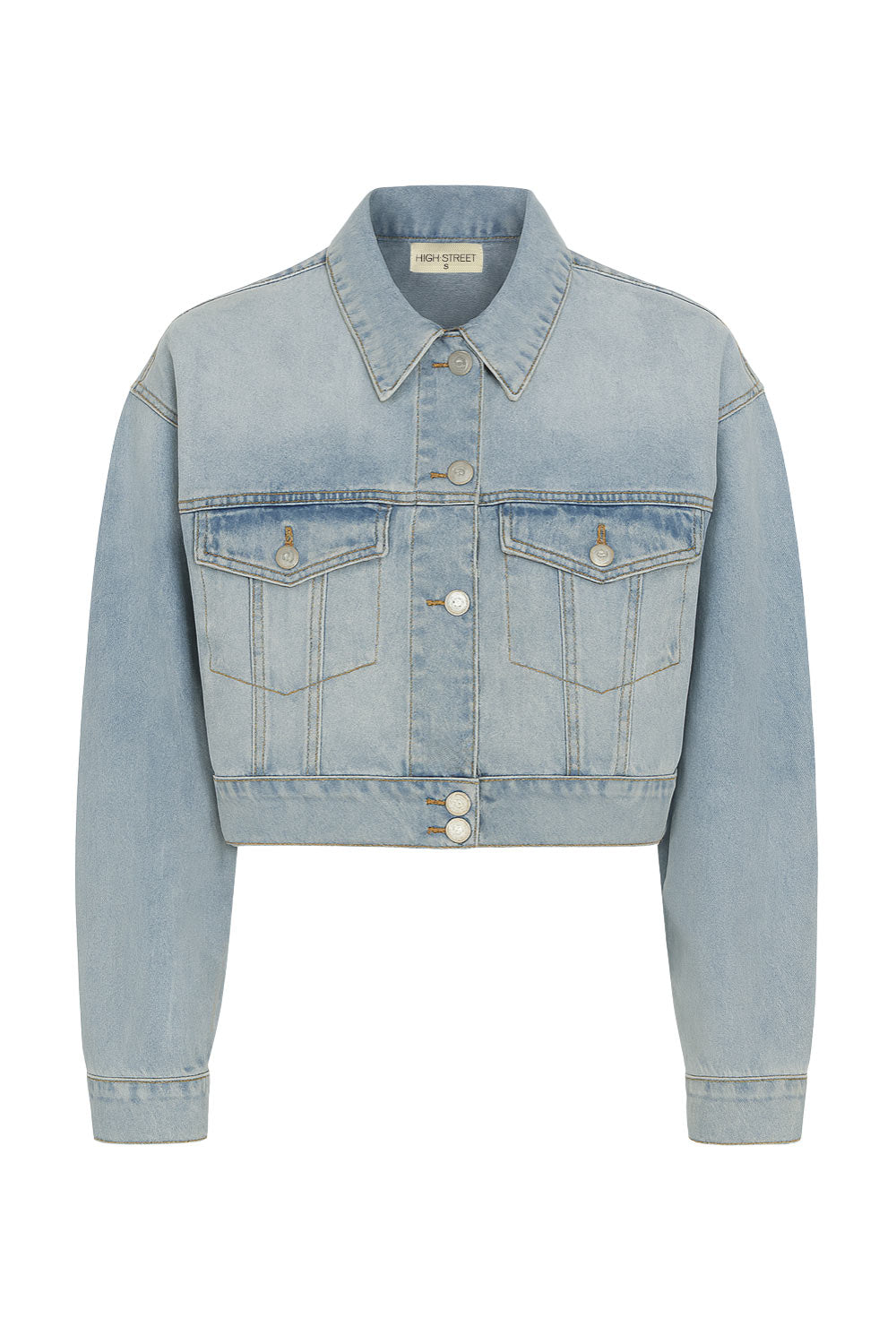 Chamarra corta de denim, fit ligeramente oversized, manga larga con puño abotonado, cuello clásico, bolsillos frontales con cartera y botón en contraste. Cierre frontal con hilera de botones en contraste.