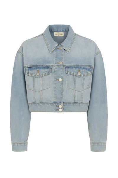 Chamarra corta de denim, fit ligeramente oversized, manga larga con puño abotonado, cuello clásico, bolsillos frontales con cartera y botón en contraste. Cierre frontal con hilera de botones en contraste.