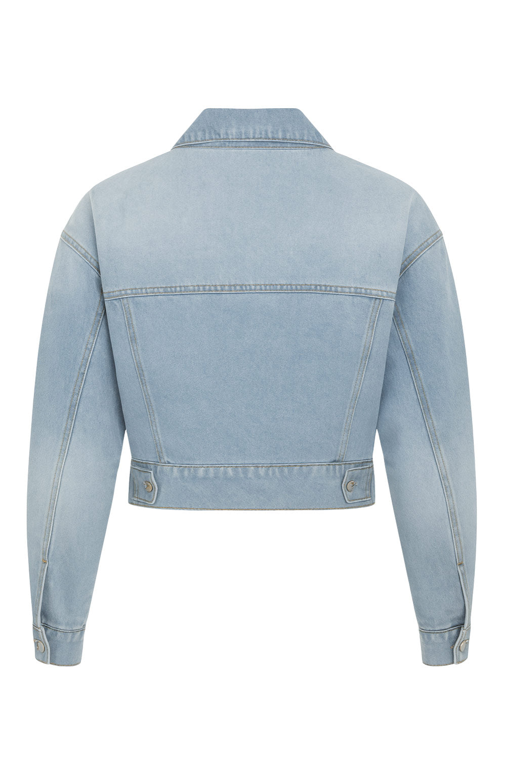 Chamarra corta de denim, fit ligeramente oversized, manga larga con puño abotonado, cuello clásico, bolsillos frontales con cartera y botón en contraste. Cierre frontal con hilera de botones en contraste.