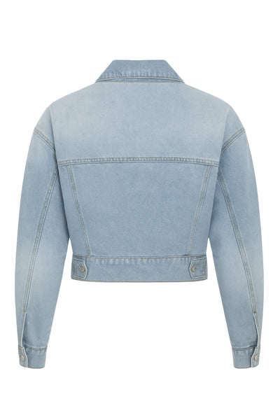 Chamarra corta de denim, fit ligeramente oversized, manga larga con puño abotonado, cuello clásico, bolsillos frontales con cartera y botón en contraste. Cierre frontal con hilera de botones en contraste.