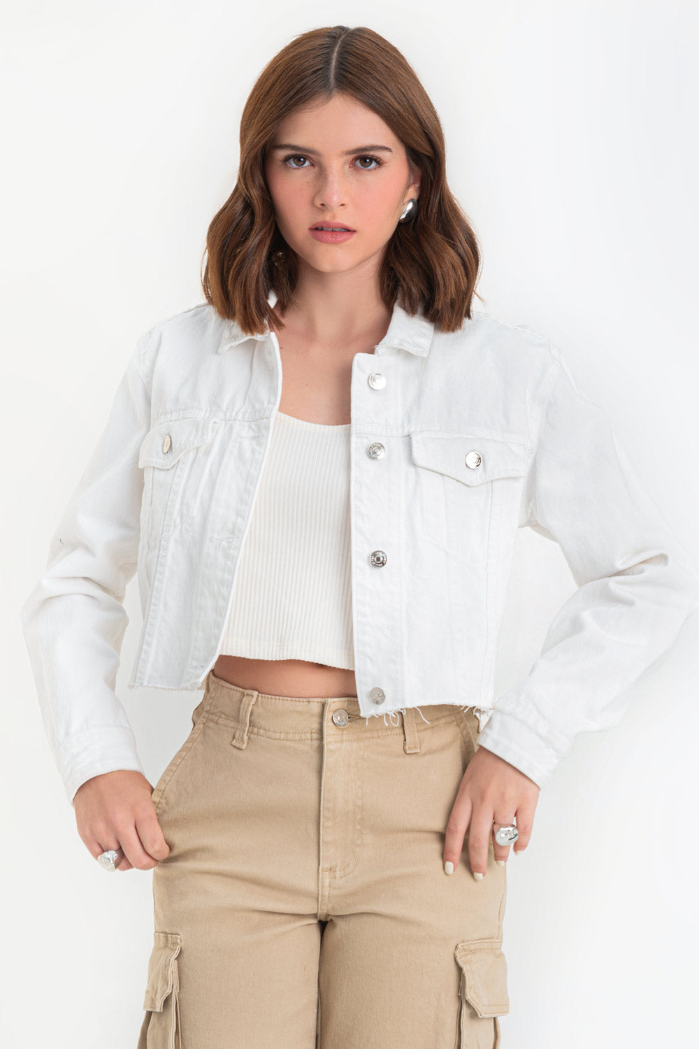 Chamarra corta de denim, fit recto y manga larga con puños abotonados. Cuello clásico, bolsillos delanteros con cartera y botón en contraste. Cierre frontal con hilera de botones en contraste y detalle de rotos en bajo.