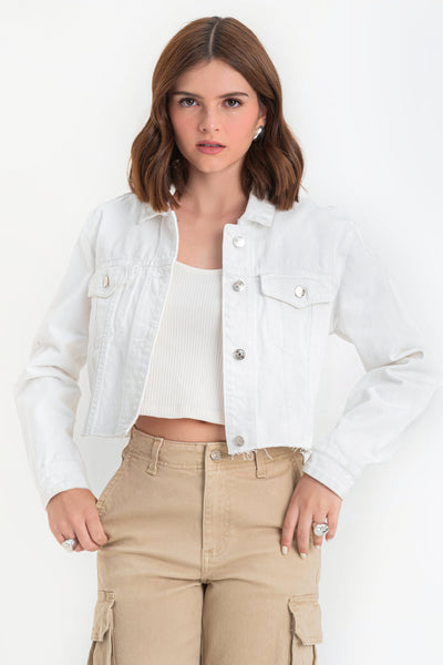 Chamarra corta de denim, fit recto y manga larga con puños abotonados. Cuello clásico, bolsillos delanteros con cartera y botón en contraste. Cierre frontal con hilera de botones en contraste y detalle de rotos en bajo.