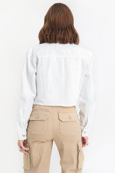 Chamarra corta de denim, fit recto y manga larga con puños abotonados. Cuello clásico, bolsillos delanteros con cartera y botón en contraste. Cierre frontal con hilera de botones en contraste y detalle de rotos en bajo.