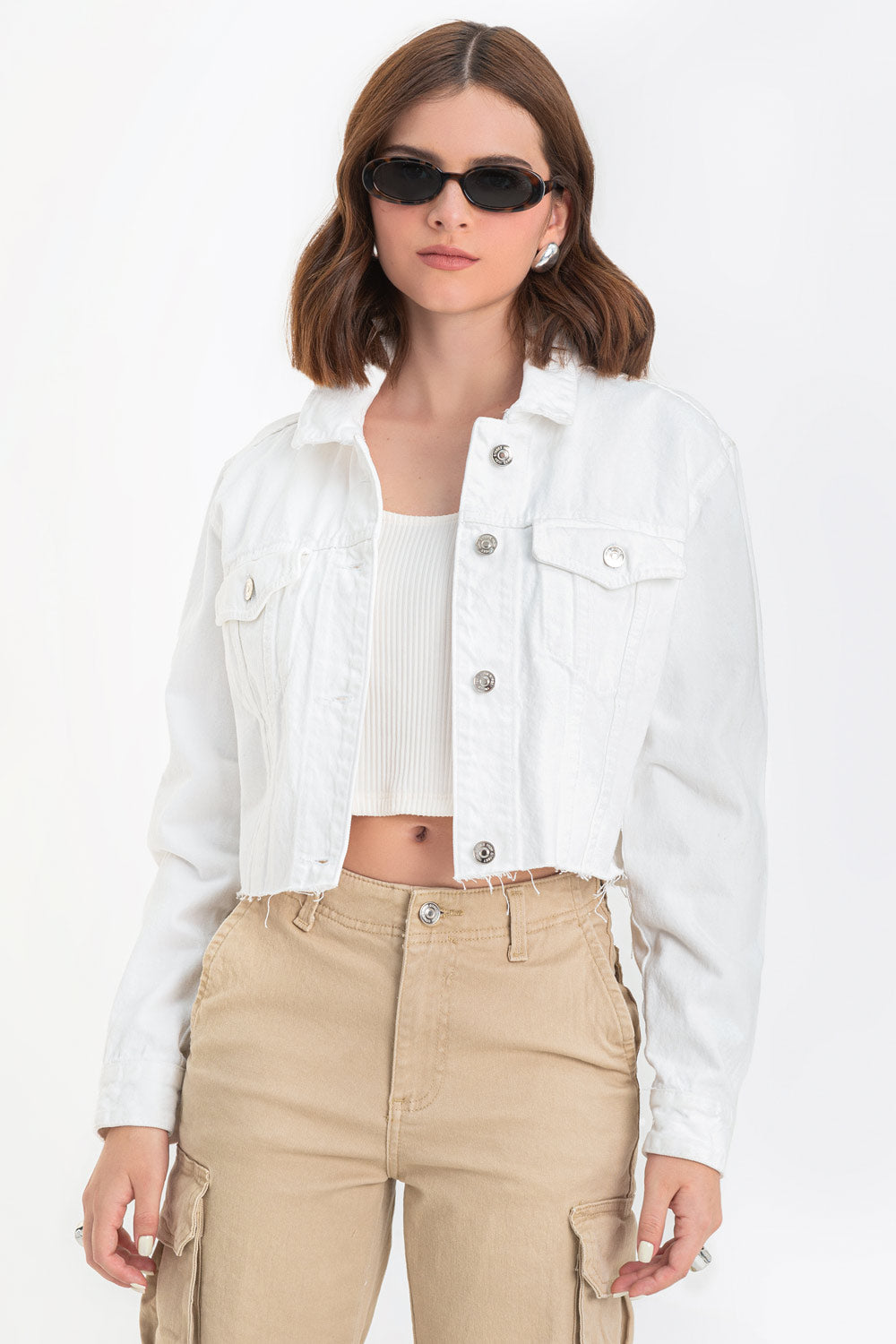 Chamarra corta de denim, fit recto y manga larga con puños abotonados. Cuello clásico, bolsillos delanteros con cartera y botón en contraste. Cierre frontal con hilera de botones en contraste y detalle de rotos en bajo.