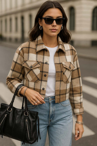 Chamarra corta de estampado check, fit recto, manga larga con puño abotonado, cuello camisero, bolsillos delanteros de parche con cartera y botón de presión. Cierre frontal con hilera de botones en contraste.