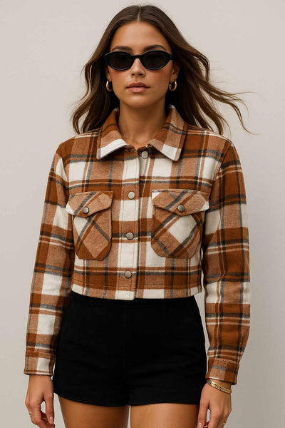 Chamarra corta de estampado check, fit recto, manga larga con puño abotonado, cuello camisero, bolsillos delanteros de parche con cartera y botón de presión. Cierre frontal con hilera de botones en contraste.