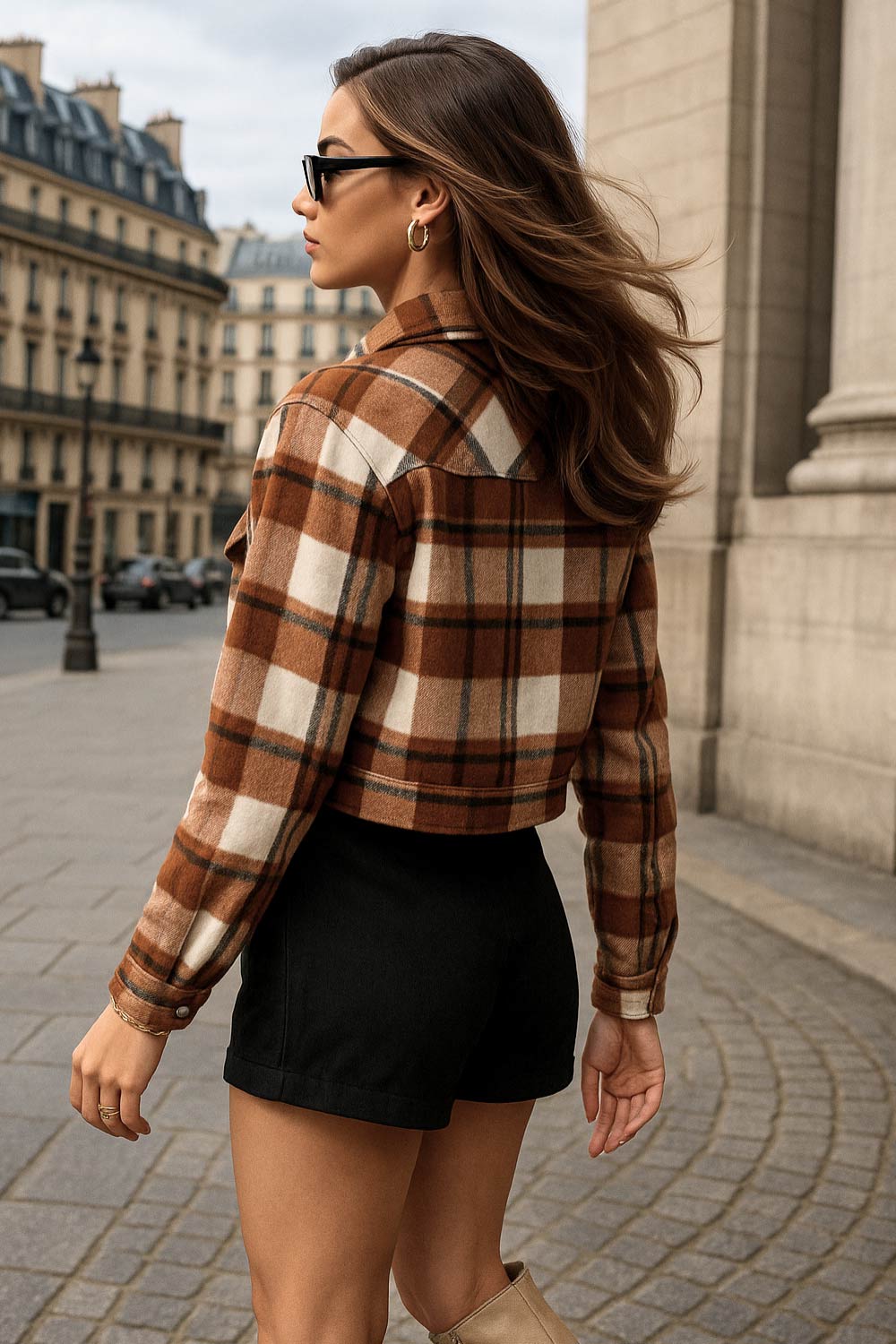 Chamarra corta de estampado check, fit recto, manga larga con puño abotonado, cuello camisero, bolsillos delanteros de parche con cartera y botón de presión. Cierre frontal con hilera de botones en contraste.