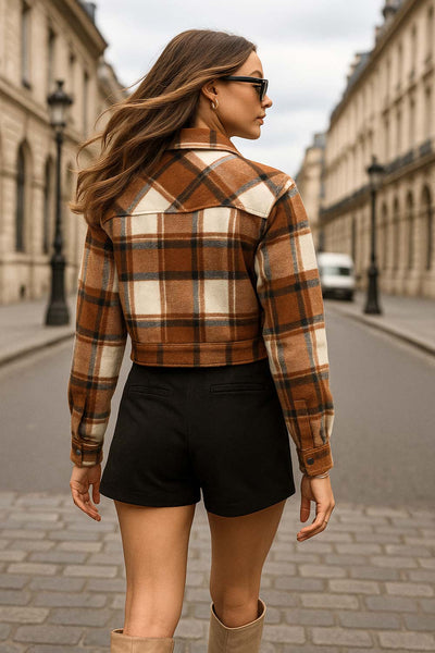 Chamarra corta de estampado check, fit recto, manga larga con puño abotonado, cuello camisero, bolsillos delanteros de parche con cartera y botón de presión. Cierre frontal con hilera de botones en contraste.