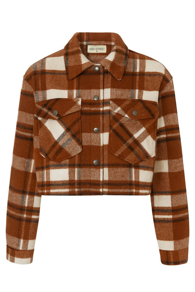 Chamarra corta de estampado check, fit recto, manga larga con puño abotonado, cuello camisero, bolsillos delanteros de parche con cartera y botón de presión. Cierre frontal con hilera de botones en contraste.