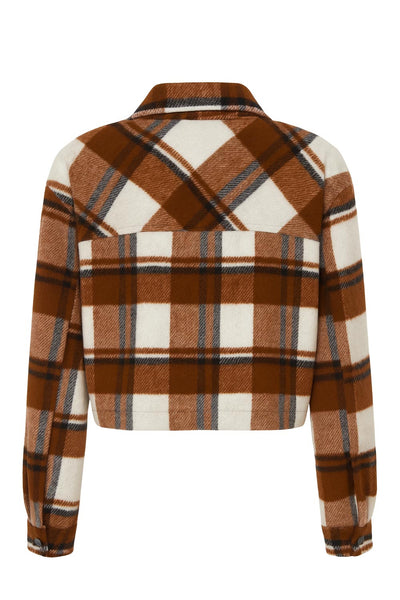 Chamarra corta de estampado check, fit recto, manga larga con puño abotonado, cuello camisero, bolsillos delanteros de parche con cartera y botón de presión. Cierre frontal con hilera de botones en contraste.