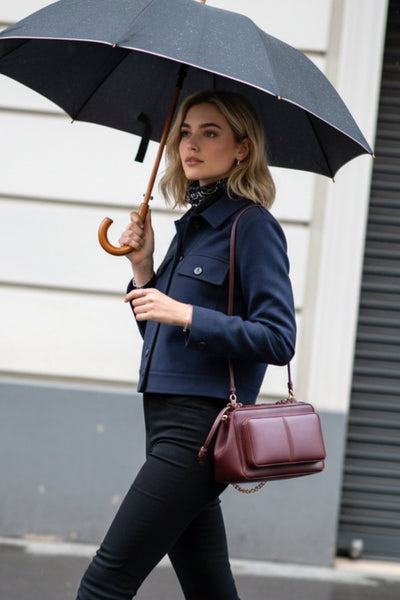Chamarra corta de fit recto, cuello camisero, manga larga con puño abotonado, bolsillos delanteros de parche con cartera y botón en contraste. Cierre frontal con hilera de botones en contraste.