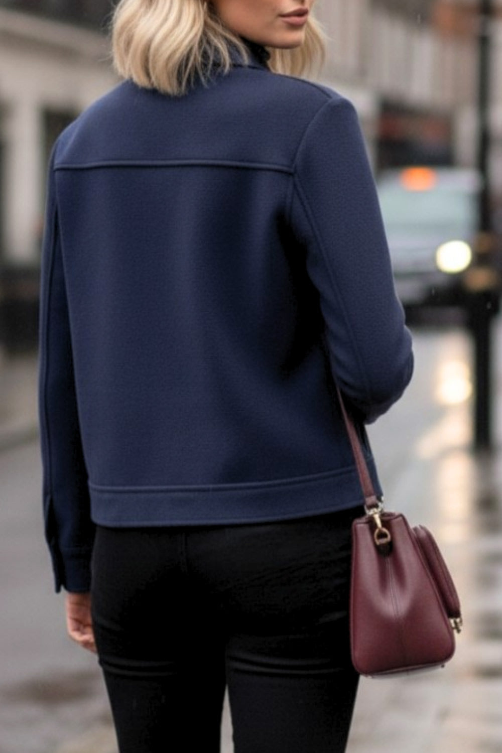 Chamarra corta de fit recto, cuello camisero, manga larga con puño abotonado, bolsillos delanteros de parche con cartera y botón en contraste. Cierre frontal con hilera de botones en contraste.