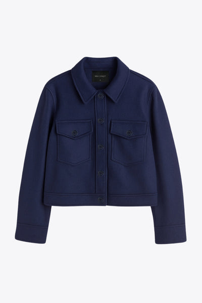 Chamarra corta de fit recto, cuello camisero, manga larga con puño abotonado, bolsillos delanteros de parche con cartera y botón en contraste. Cierre frontal con hilera de botones en contraste.