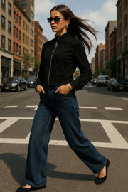 Chamarra corta de gamuza, fit recto, manga larga con puño abotonado, cuello mao con botón en contraste, bolsillos delanteros con vivos y cierre frontal con cremallera en contraste.