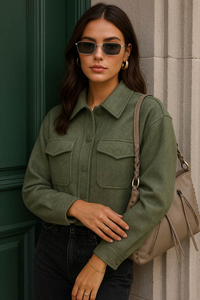 Chamarra corta de fit recto, manga larga con puño abotonado, cuello camisero, bolsillos delanteros de parche con cartera y cierre frontal con hilera de botones.