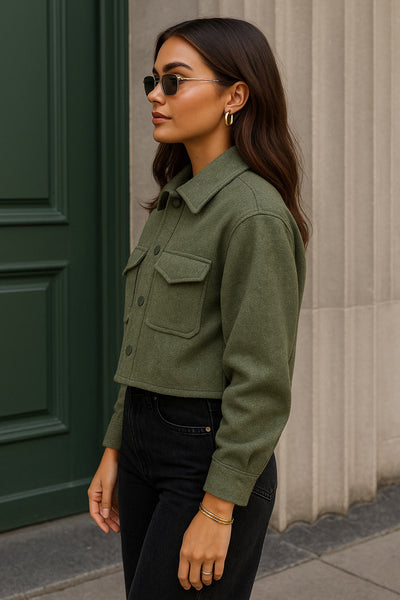 Chamarra corta de fit recto, manga larga con puño abotonado, cuello camisero, bolsillos delanteros de parche con cartera y cierre frontal con hilera de botones.
