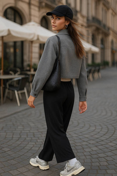Chamarra corta de fit recto, manga larga con puño abotonado, cuello camisero, bolsillos delanteros de parche con cartera y cierre frontal con hilera de botones.