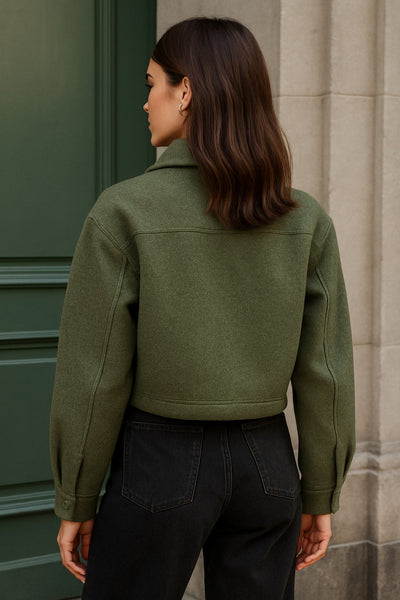 Chamarra corta de fit recto, manga larga con puño abotonado, cuello camisero, bolsillos delanteros de parche con cartera y cierre frontal con hilera de botones.