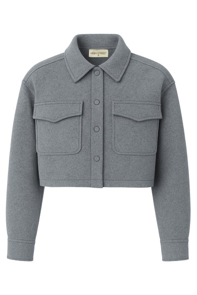 Chamarra corta de fit recto, manga larga con puño abotonado, cuello camisero, bolsillos delanteros de parche con cartera y cierre frontal con hilera de botones.