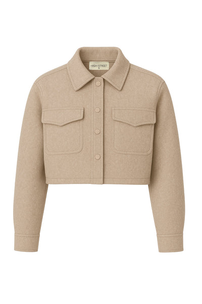 Chamarra corta de fit recto, manga larga con puño abotonado, cuello camisero, bolsillos delanteros de parche con cartera y cierre frontal con hilera de botones.