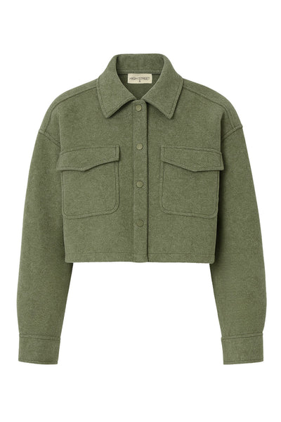 Chamarra corta de fit recto, manga larga con puño abotonado, cuello camisero, bolsillos delanteros de parche con cartera y cierre frontal con hilera de botones.