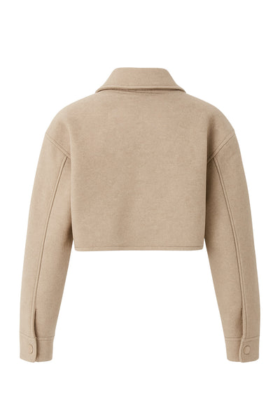 Chamarra corta de fit recto, manga larga con puño abotonado, cuello camisero, bolsillos delanteros de parche con cartera y cierre frontal con hilera de botones.