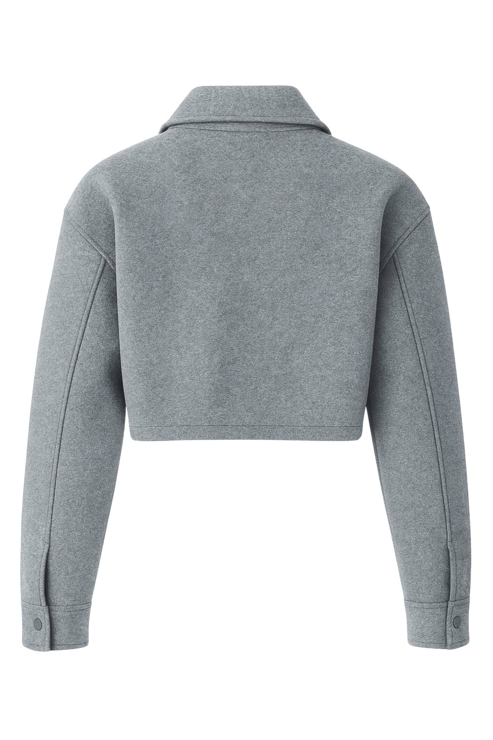 Chamarra corta de fit recto, manga larga con puño abotonado, cuello camisero, bolsillos delanteros de parche con cartera y cierre frontal con hilera de botones.