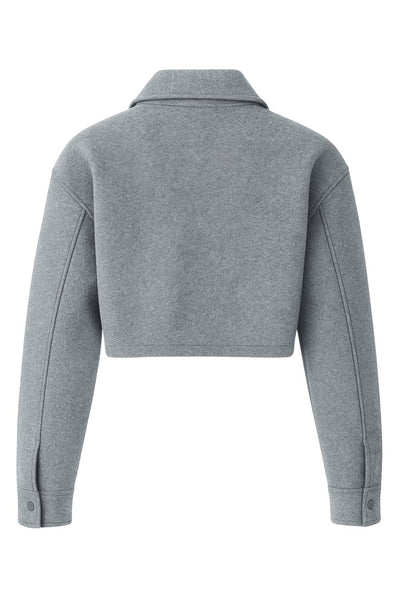 Chamarra corta de fit recto, manga larga con puño abotonado, cuello camisero, bolsillos delanteros de parche con cartera y cierre frontal con hilera de botones.