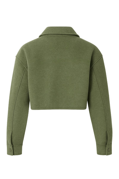 Chamarra corta de fit recto, manga larga con puño abotonado, cuello camisero, bolsillos delanteros de parche con cartera y cierre frontal con hilera de botones.