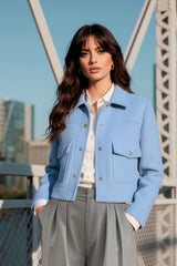 Chamarra corta recta con botones en contraste