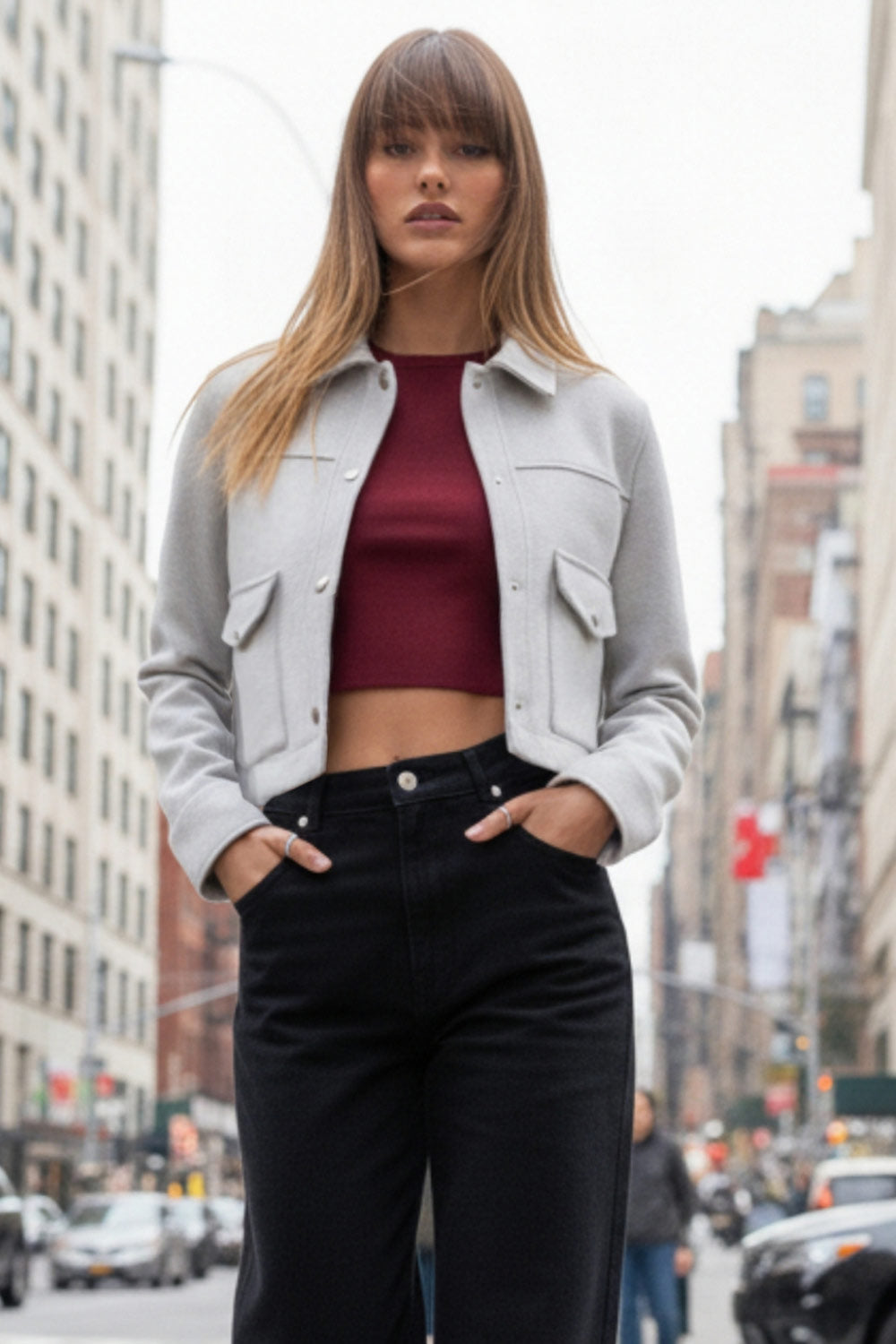 Chamarra corta de fit recto, cuello camisero, manga larga con puño abotonado, cortes decorativos frontales, bolsillos delanteros con cartera y botón. Cierre frontal con hilera de botones en contraste.