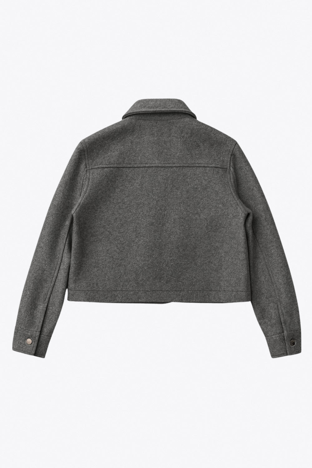 Chamarra corta de fit recto, cuello camisero, manga larga con puño abotonado, cortes decorativos frontales, bolsillos delanteros con cartera y botón. Cierre frontal con hilera de botones en contraste.