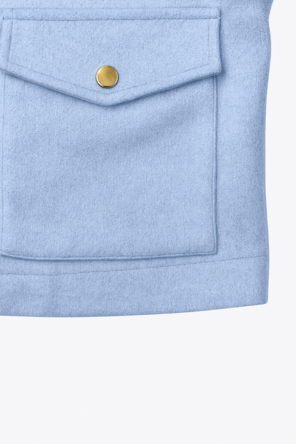 Chamarra corta de fit recto, cuello camisero, manga larga con puño abotonado, cortes decorativos frontales, bolsillos delanteros con cartera y botón. Cierre frontal con hilera de botones en contraste.