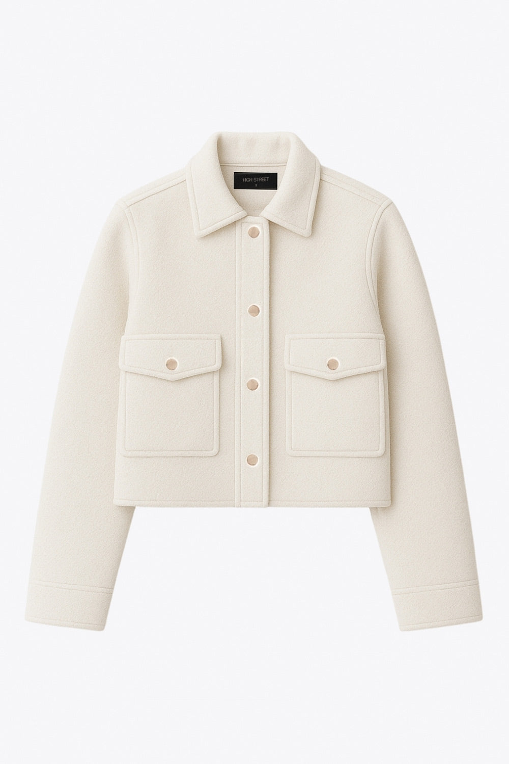 Chamarra corta de fit recto, cuello camisero, manga larga con puño abotonado, bolsillos delanteros con cartera y botón. Cierre frontal con hilera de botones en contraste.