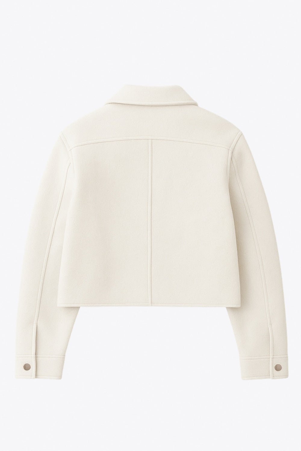 Chamarra corta de fit recto, cuello camisero, manga larga con puño abotonado, bolsillos delanteros con cartera y botón. Cierre frontal con hilera de botones en contraste.