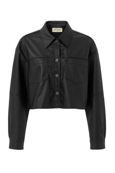 Chamarra corta de efecto piel, fit recto, manga larga con puño abotonado, cuello camisero, bolsillos delanteros de parche y cierre frontal con hilera de botones.