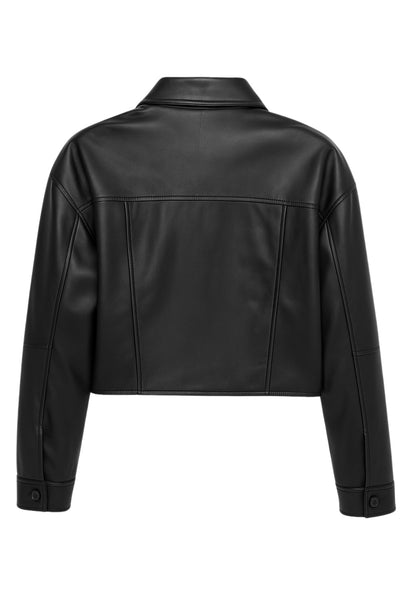 Chamarra corta de efecto piel, fit recto, manga larga con puño abotonado, cuello camisero, bolsillos delanteros de parche y cierre frontal con hilera de botones.