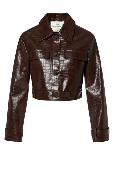 Chamarra corta de efecto piel, textura animal, cuello solapa, bolsillos delanteros decorativos con cartera, fit recto, manga larga con trabilla y botón en puños. Cierre frontal con hilera de botones y detalle de pretina en cintura.