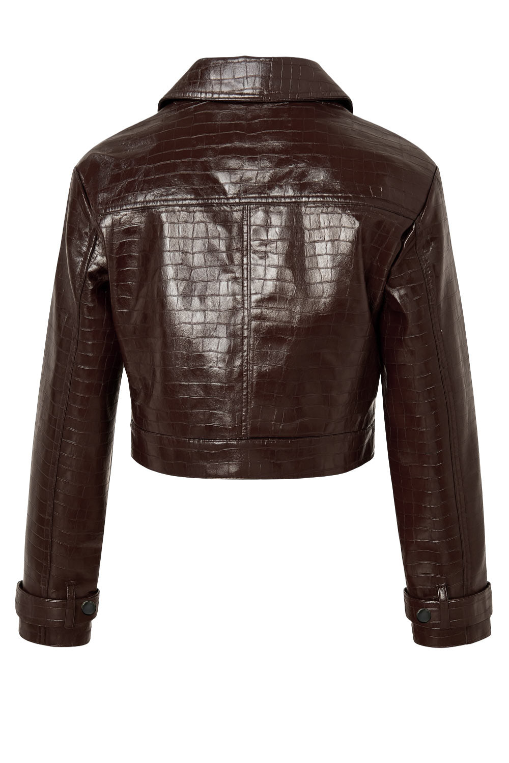 Chamarra corta de efecto piel, textura animal, cuello solapa, bolsillos delanteros decorativos con cartera, fit recto, manga larga con trabilla y botón en puños. Cierre frontal con hilera de botones y detalle de pretina en cintura.